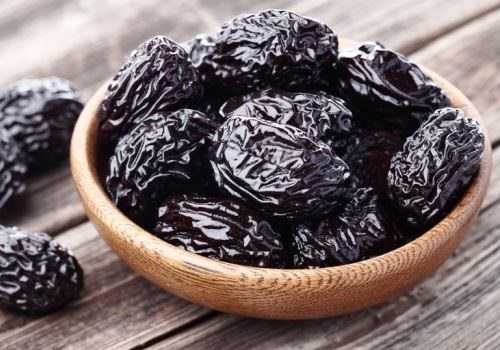 Чернослив в тарелке
