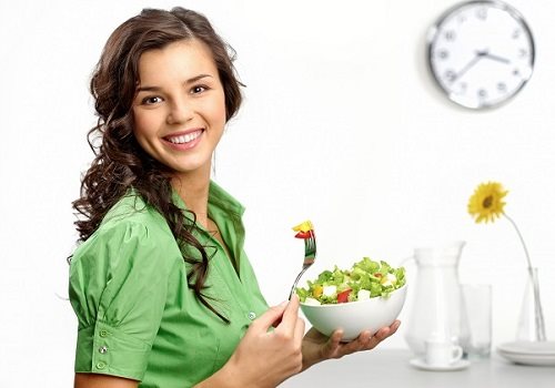 Девушка держит чашку с салатом