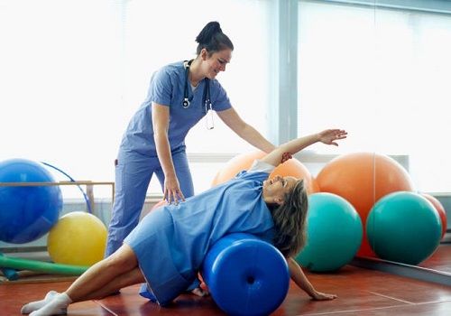 Девушка занимается лечебной физкультурой