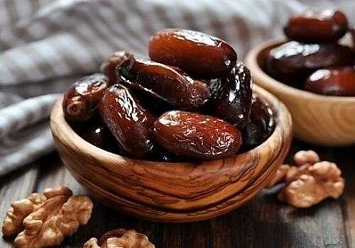 сушеные финики и грецкие орехи