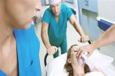 Врачи везут женщину на каталке Врачи везут женщину на каталке