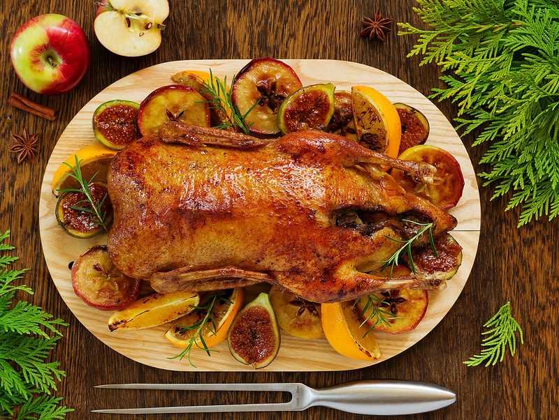 Индейка, запеченная с яблоками