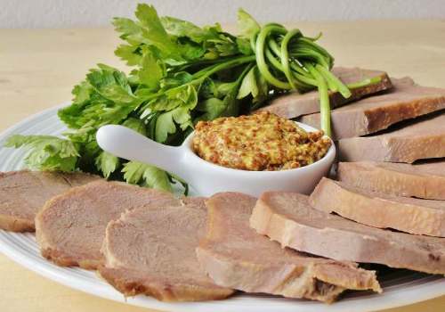 вареный язык с соусом