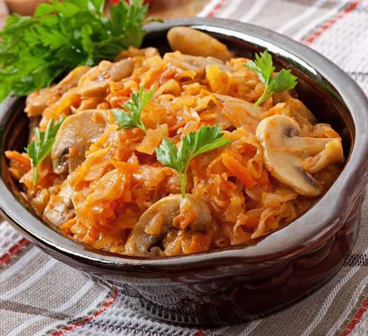 Капуста с мясом и грибами