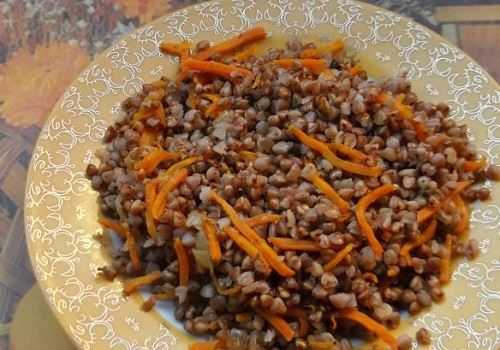 Каша из гречневых хлопьев с овощами