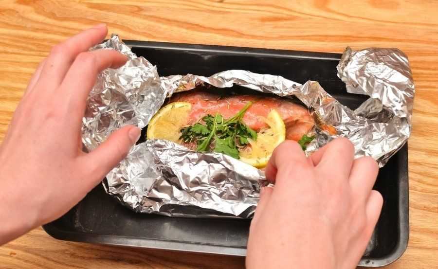 Лосось, запеченный в фольге