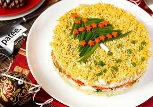 Тарелка с салатом Мимоза