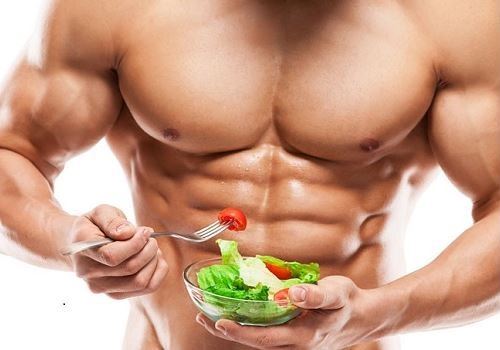 Мужчина держит тарелку с салатом