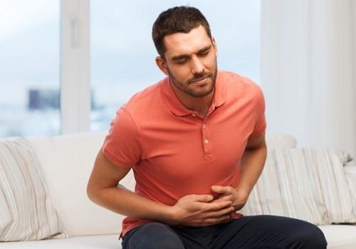 Мужчина держится за живот