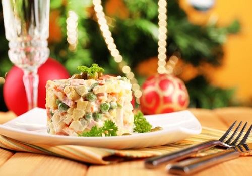 Тарелка с салатом Оливье