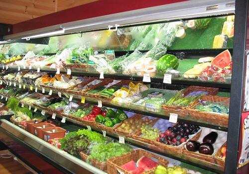 Овощи и фрукты на витрине магазина