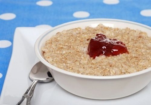 Овсяная каша на воде с вареньем