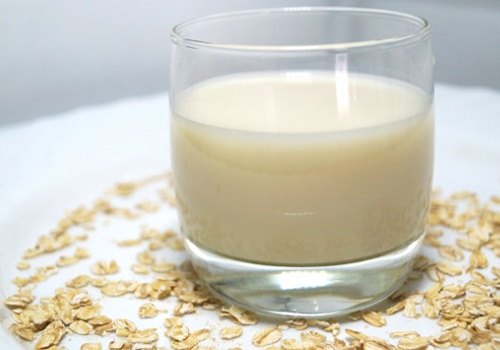 Стакан с овсяным киселем