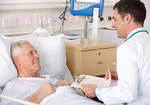 Пациент и врач в палате