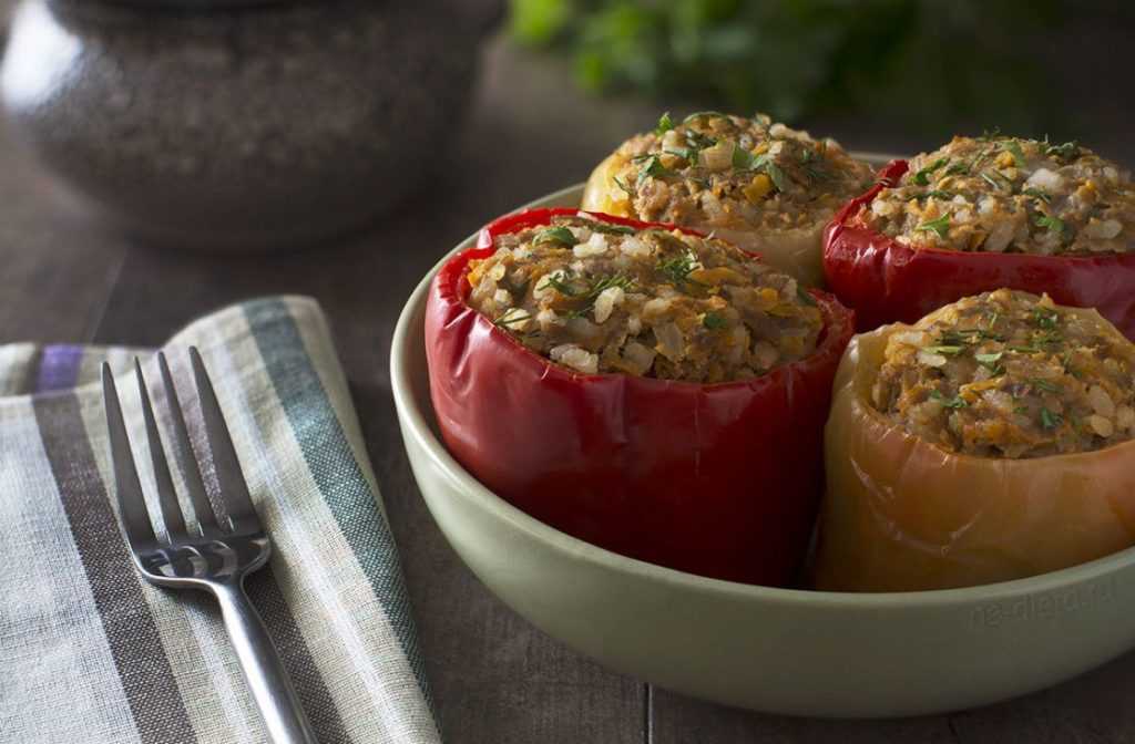Перец фаршированный бурым рисом, овощами и фаршем