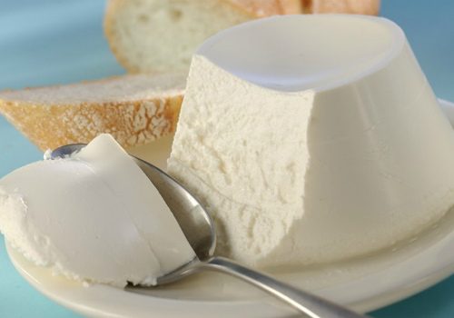 Рикотта на тарелке