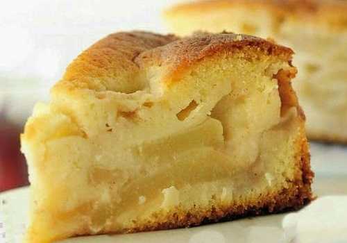 Шарлотка с яблоками кефирная