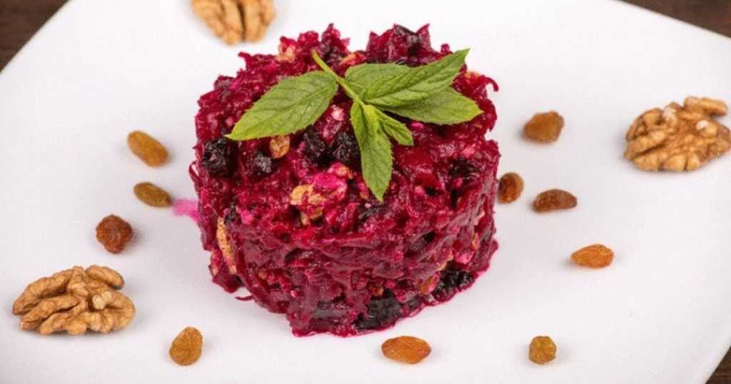 Салат со свеклой и черносливом