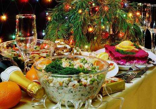 Салаты, еловые веточки, шампанское