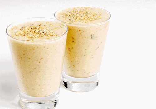 Стакан с коктейлем из овсяных хлопьев с бананом