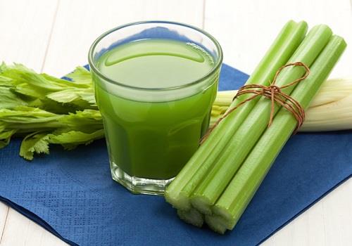 Стакан с соком из сельдерея