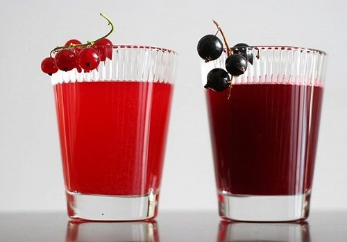 Стаканы с морсом из смородины