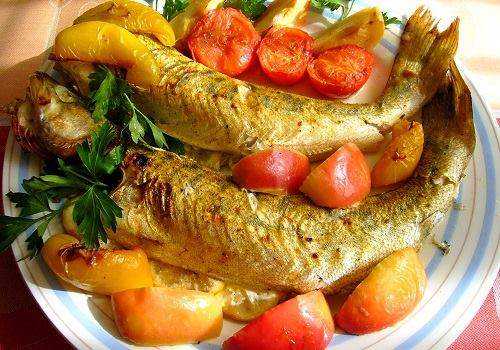 Тарелка с печеным судаком