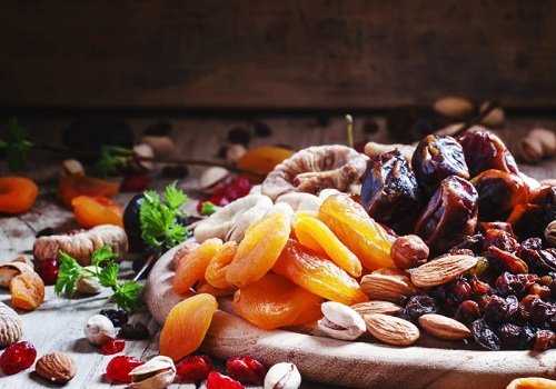 Сухофрукты и орехи на подносе