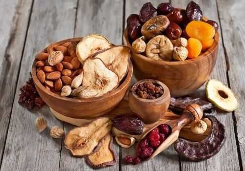 Сухофрукты в плошках