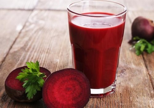 Стакан со свекольным соком и свекла