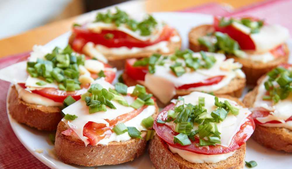 Бутерброд из помидоров с йогуртом