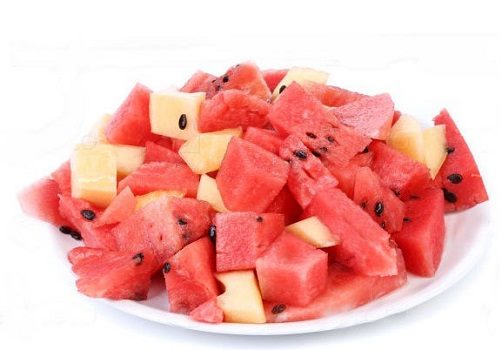 Тарелка с кусочками арбуза и дыни
