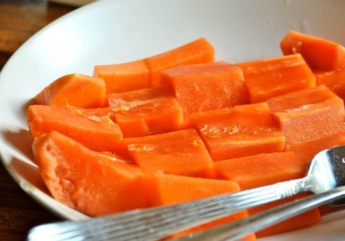Тарелка с кусочками папайи