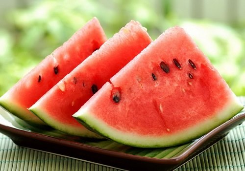 Тарелка с ломтиками арбуза