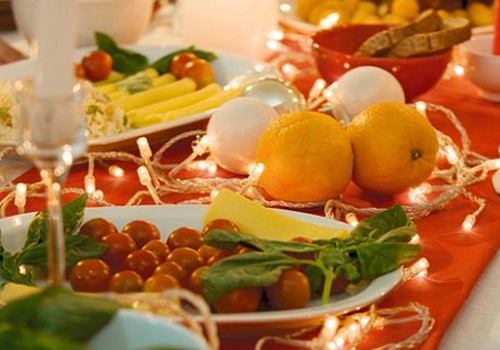 украшенный новогодний стол