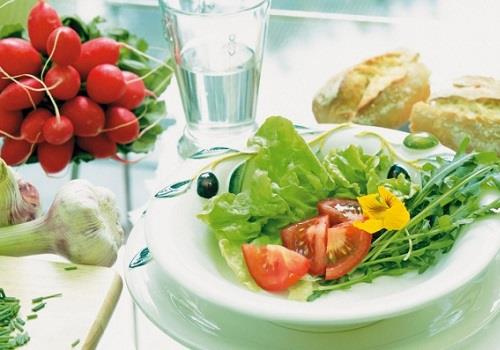 Тарелка с салатом