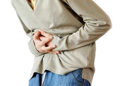 мужчина держится за живот из-за боли