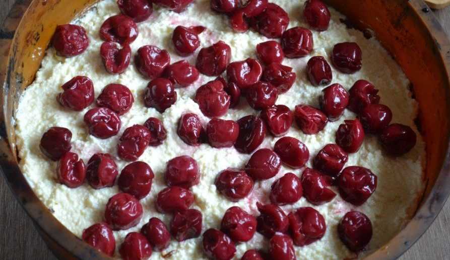 Творожные лепешки с вишнями