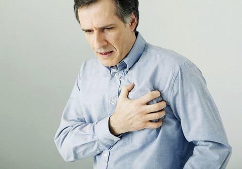 У мужчины болит сердце
