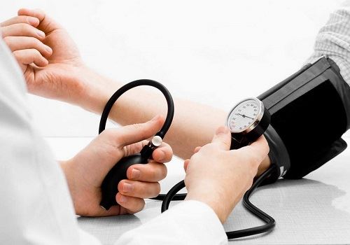 Врач измеряет давление
