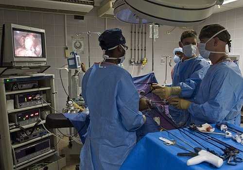 Врачи делают лапароскопию