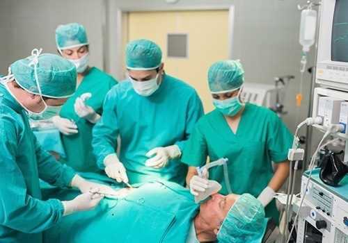 Врачи делают операцию
