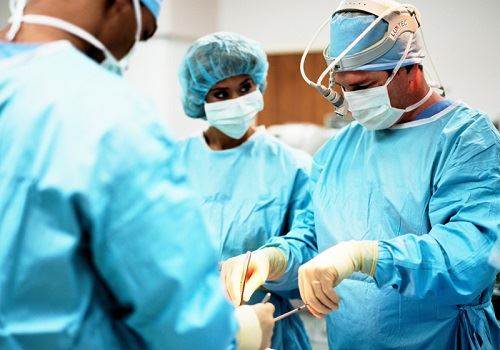 Врачи проводят операцию