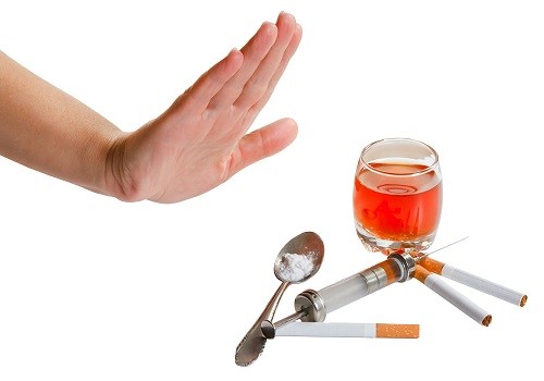 Рюмка, сигареты, шприц