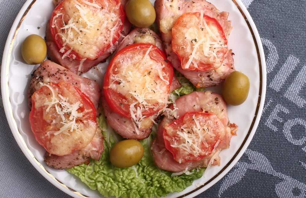 Запеченная курица с помидорами