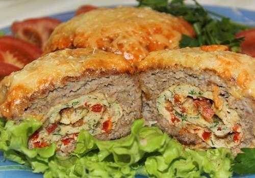 Зразы из телятины, начиненные омлетом, с овощным пюре и молочным соусом