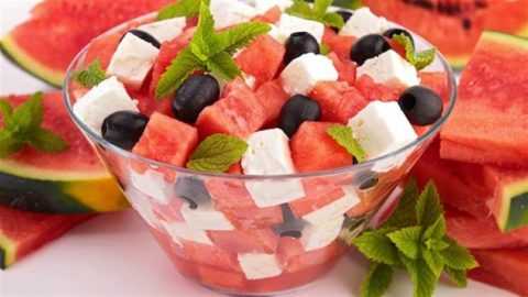 Арбузный салат – идеальный вариант освежающего блюда для жаркого летнего дня. Арбузный салат – идеальный вариант освежающего блюда для жаркого летнего дня.