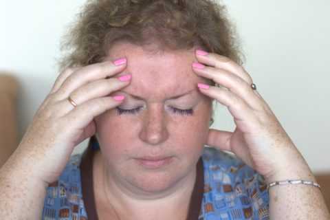 Частые головные боли — один из симптомов осложнения