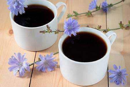 две кружки с напитком две кружки с напитком