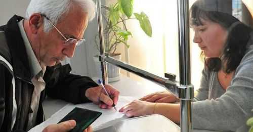 Мужчина подписывает документы